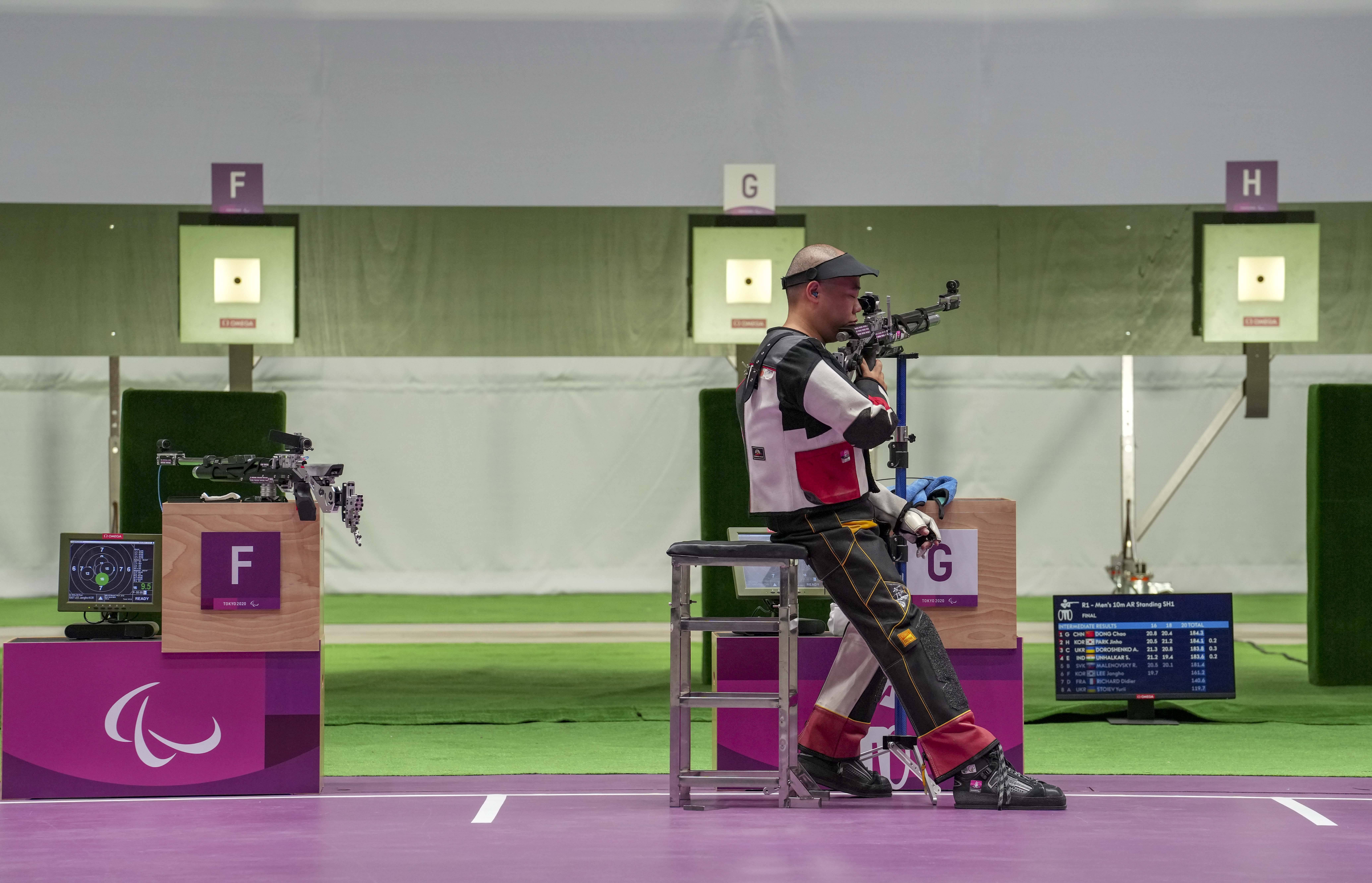 秘鲁代表队在射击比赛中克服困难，获得冠军