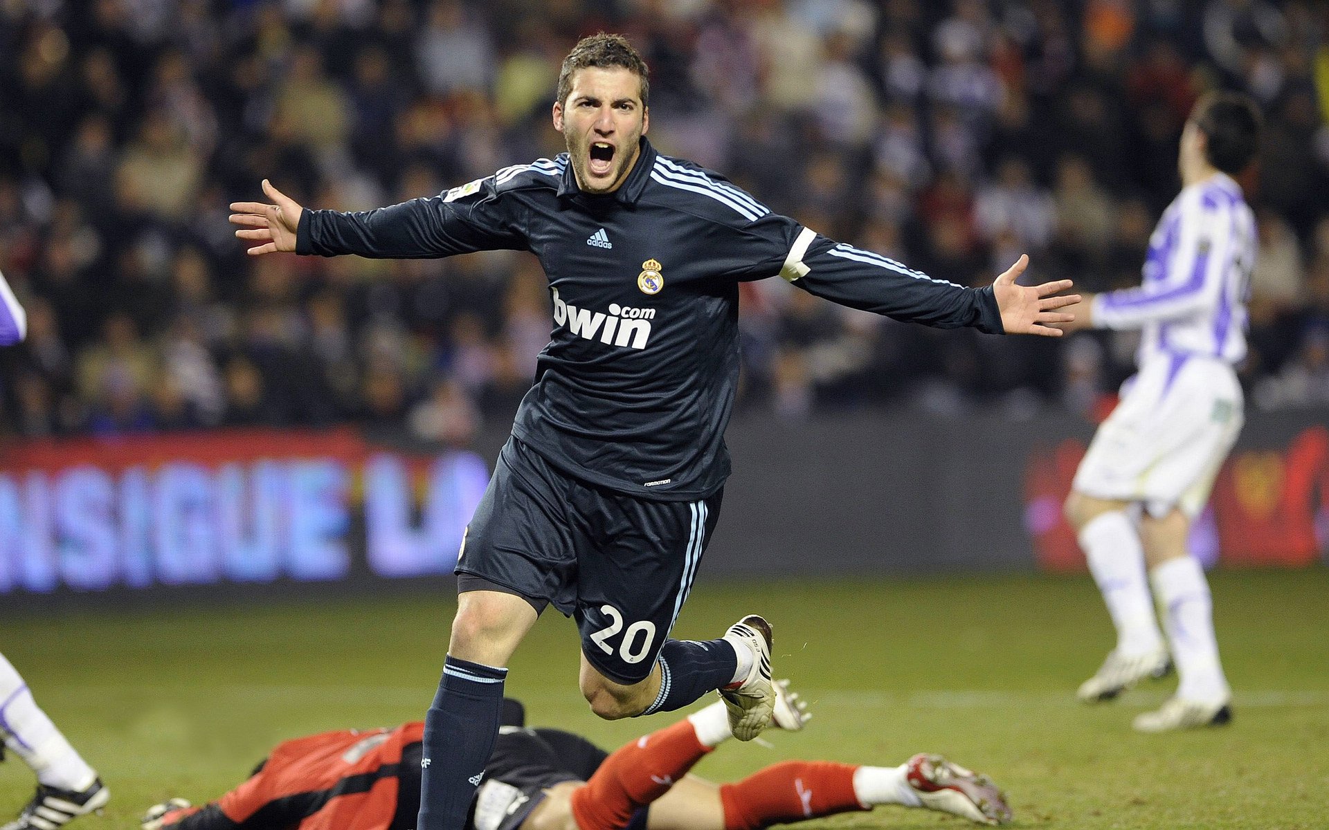 赛道与绿茵的交汇,当F1引擎轰鸣遇见墨西哥火力