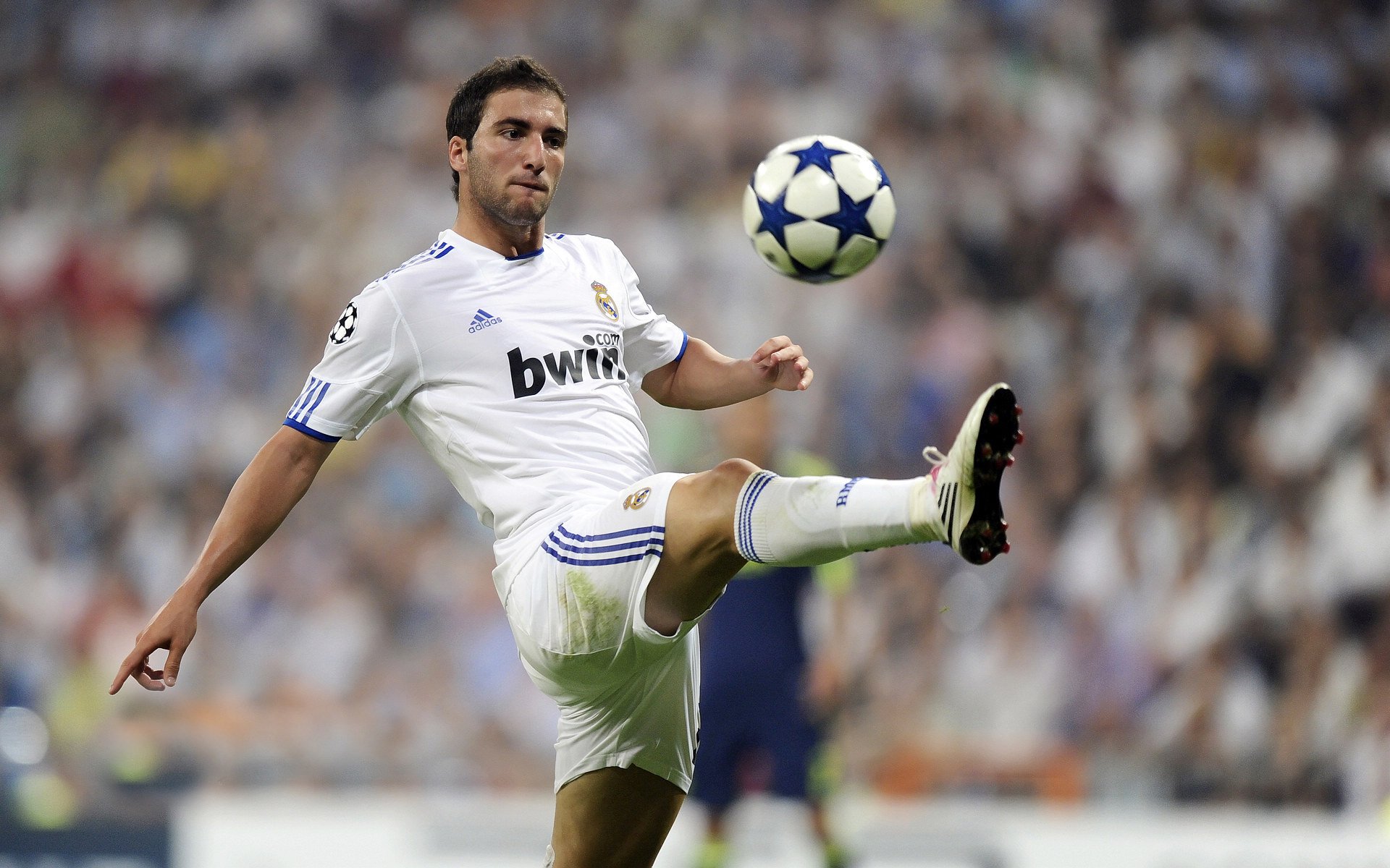 德甲争冠战之夜，巴雷拉点燃赛场，一记重炮改写历史的瞬间